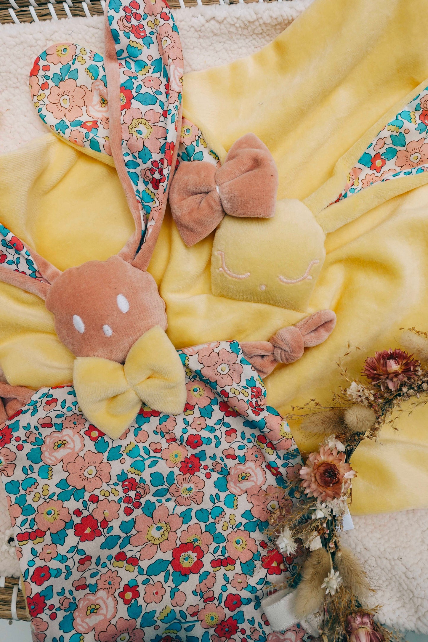 PROTOTYPE - Doudou Velours Câlin avec noeuds - Betsy Rhubarbe