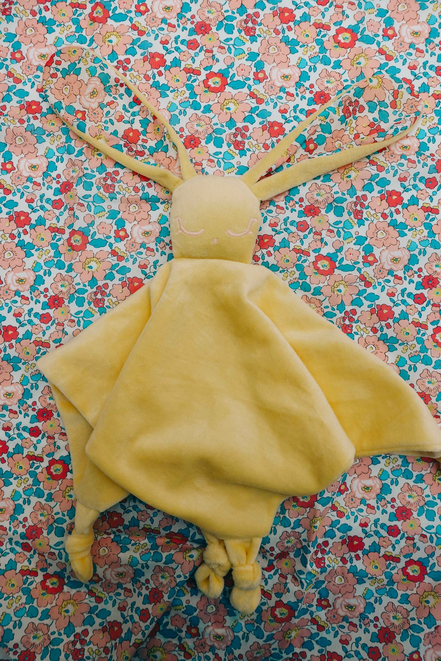 PROTOTYPE - Doudou Velours Câlin avec noeuds - Betsy Rhubarbe