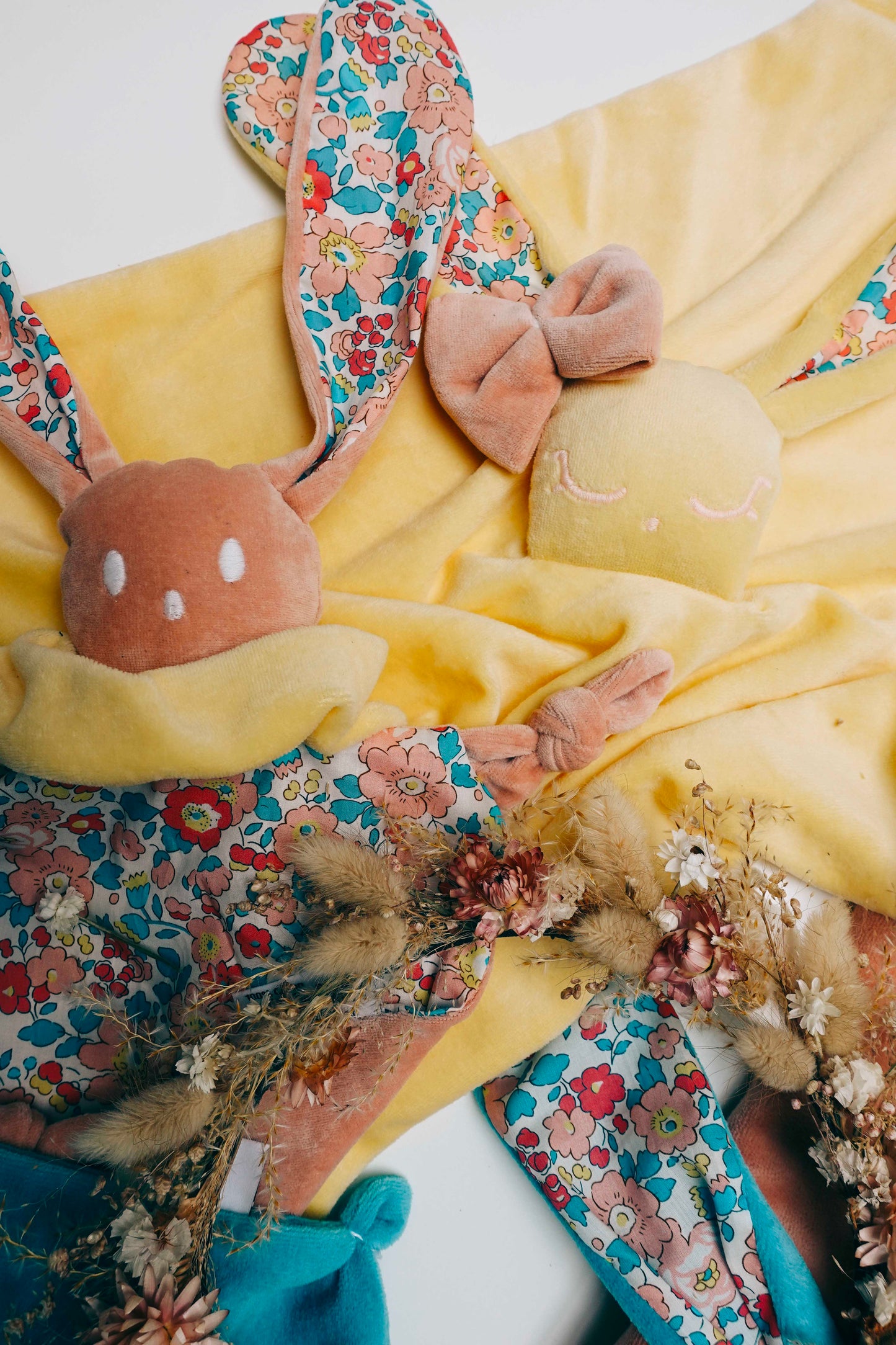 Doudou Velours Câlin avec noeuds - Betsy Rhubarbe