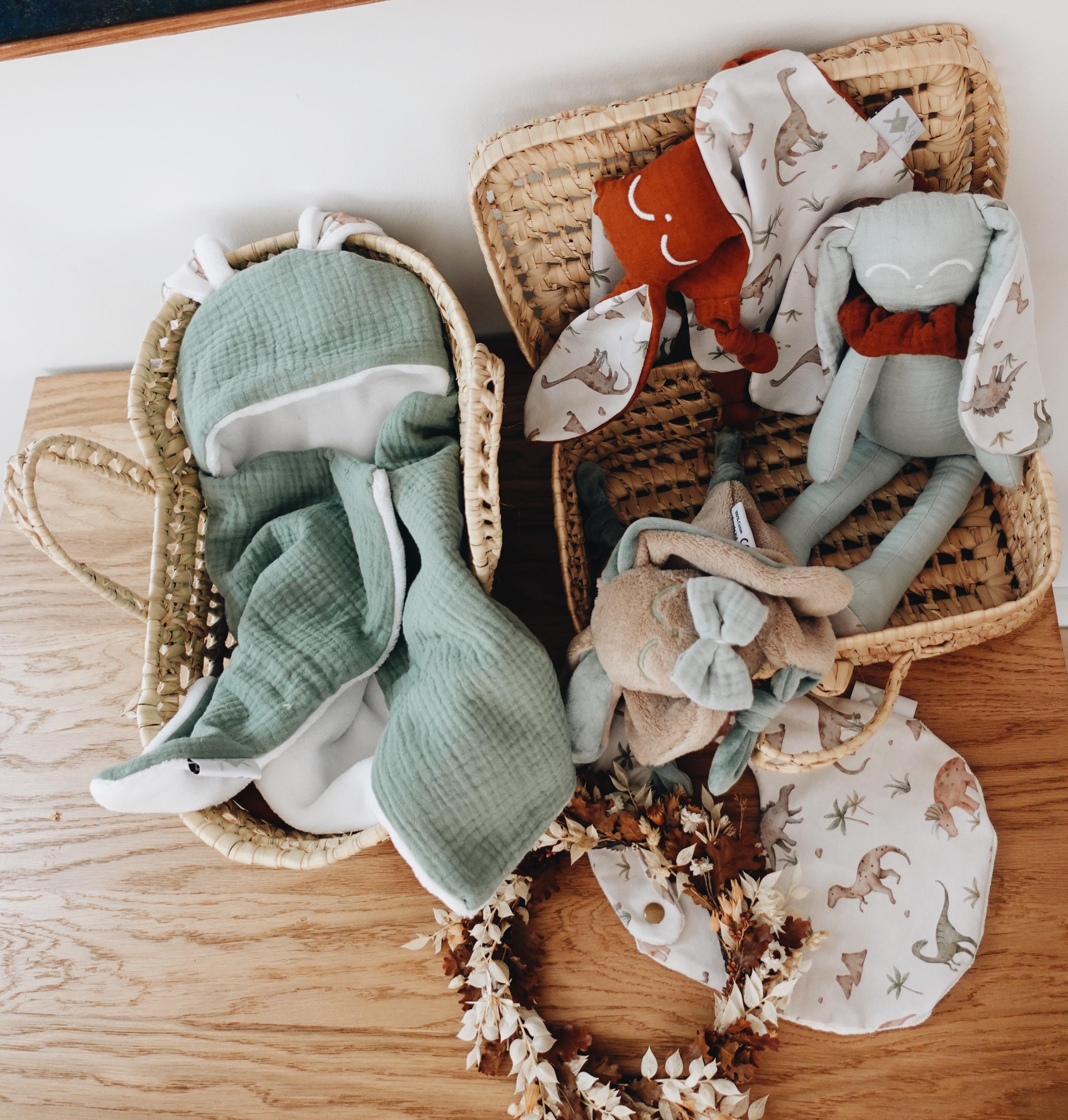 PROTOTYPE - Bavoir bébé - Dino Pastel