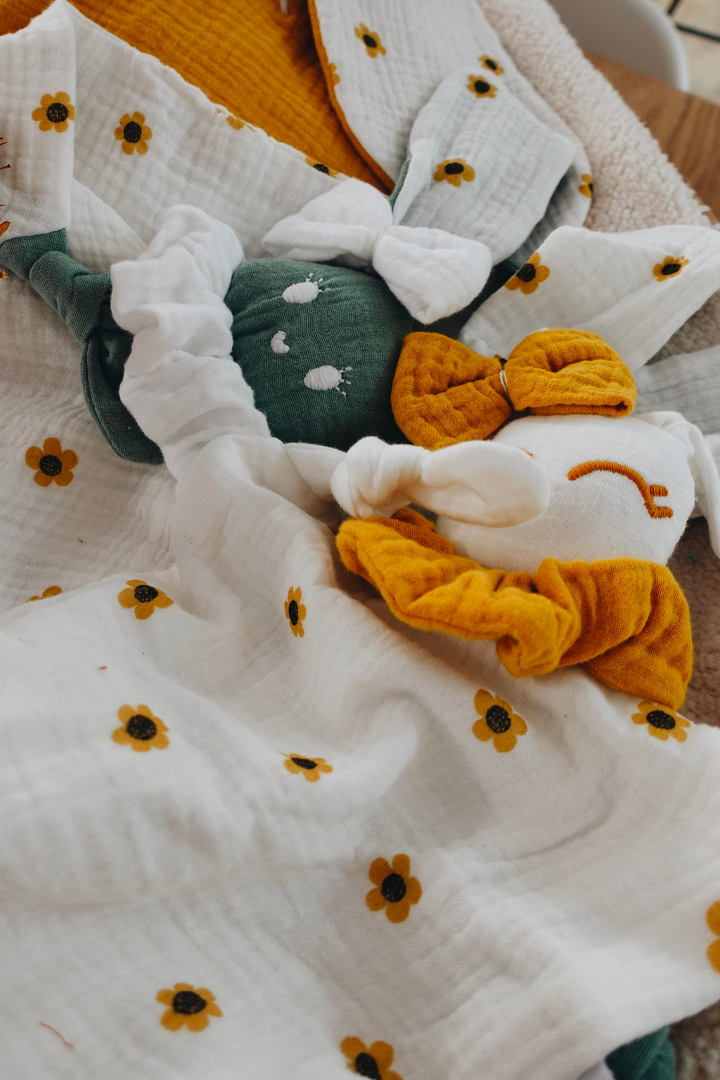 PROTOTYPE - Doudou Lange Câlin Noeuds - Yellow Daisies